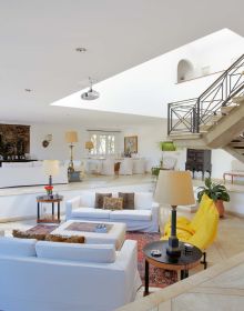 Book cover of Raul di Pace, Seeking the Essential, with a luxury property with glass front, surrounded by swimming pool. Published by Images Publishing.