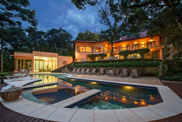 Book cover of Raul di Pace, Seeking the Essential, with a luxury property with glass front, surrounded by swimming pool. Published by Images Publishing.