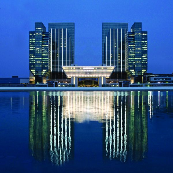 Book cover of Goettsch Partners: Selected Works featuring the interior of 150 North Riverside, Chicago. Published by Images Publishing.