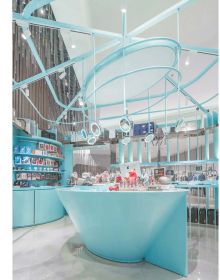 Book cover of Store Design Experience-Based Retail Interior with a retail store selling pink chairs. Publishing Images Publishing.