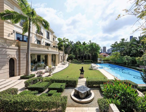 Book cover of Richard Manion Architecture: Streamlined, with an entrance with two ceramic urns and large lighting fixture. Published by Images Publishing.