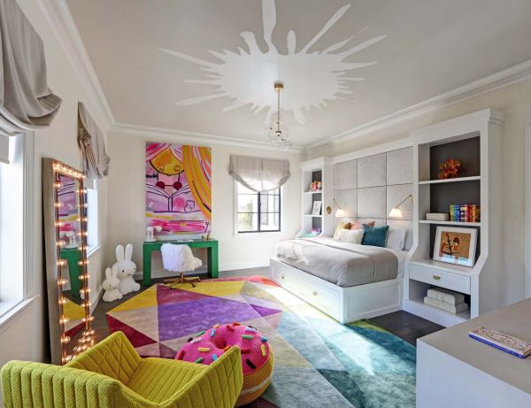 Book cover of Richard Manion Architecture: Streamlined, with an entrance with two ceramic urns and large lighting fixture. Published by Images Publishing.