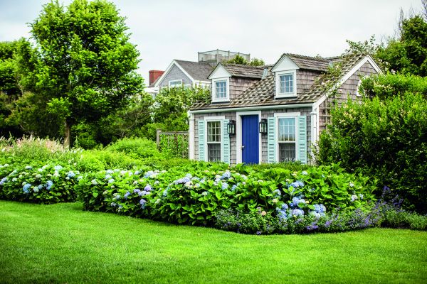 Book cover of Nantucket: Classic American Style 30 Miles Out to Sea. Published by Images Publishing.