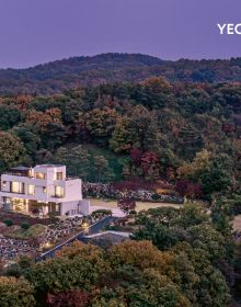 Organic exterior of Saebyeol Brewery in South Korea, TAESUN HONG YKH ASSOCIATES, in white font above.