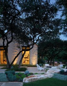 Book cover of New Texas Modern, with a modern residential home with flat roof, landscaped grounds, under purple sky. Published by Images Publishing.