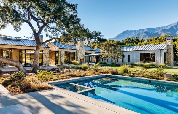 Book cover of California Homes II, Studio William Hefner, featuring a luxury getaway residence with swimming pool surrounded by grasses. Published by Images Publishing.